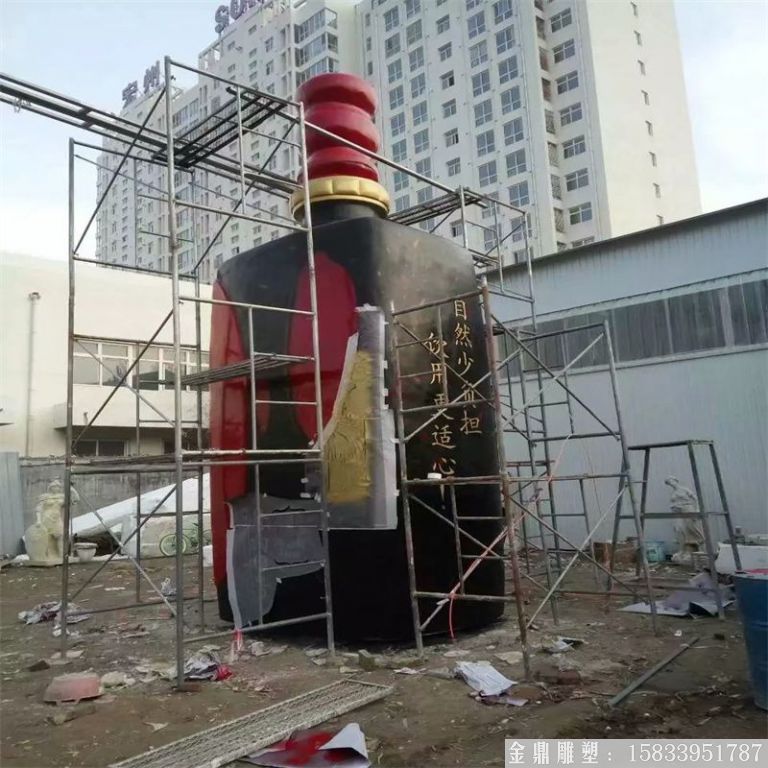 玻璃鋼大型酒瓶雕塑，酒廠仿真酒瓶雕塑定制1