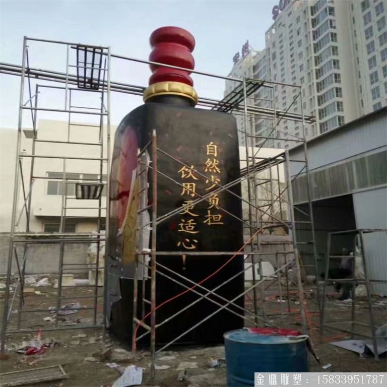 玻璃鋼大型酒瓶雕塑，酒廠仿真酒瓶雕塑定制3