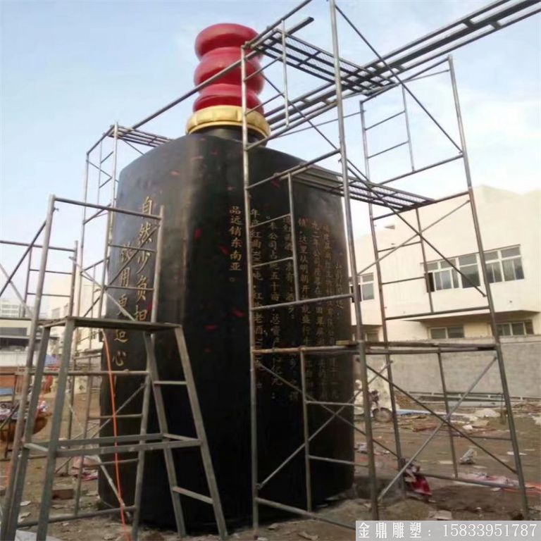 玻璃鋼大型酒瓶雕塑，酒廠仿真酒瓶雕塑定制4